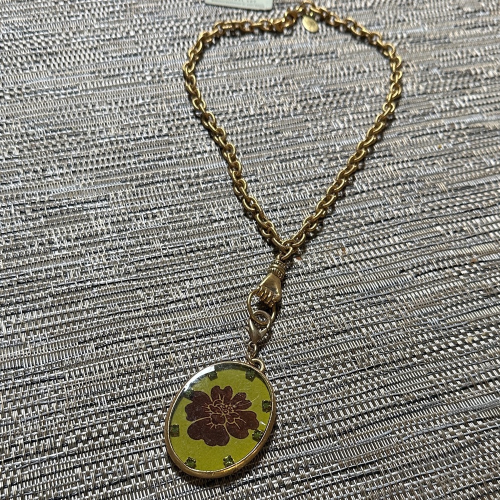 Elegant Gold Floral Pendant Necklace